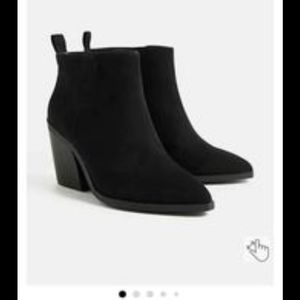 Back faux suede boots w/ heels